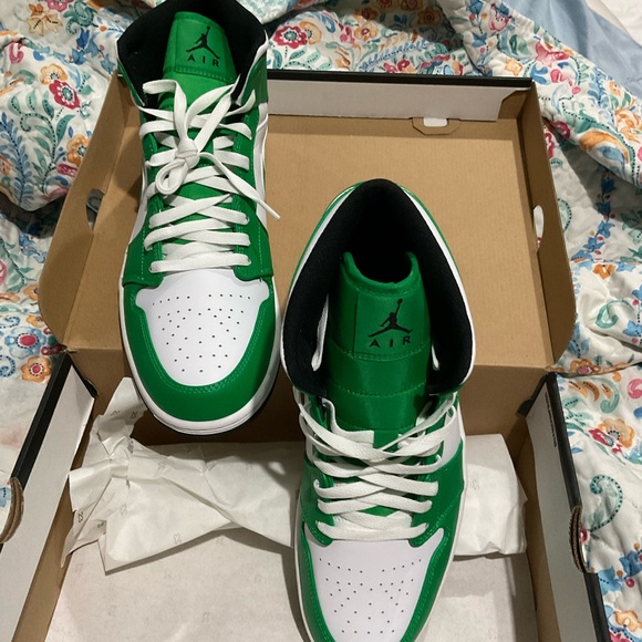 NEW Jordan 1s Mid - Picture 4 of 7